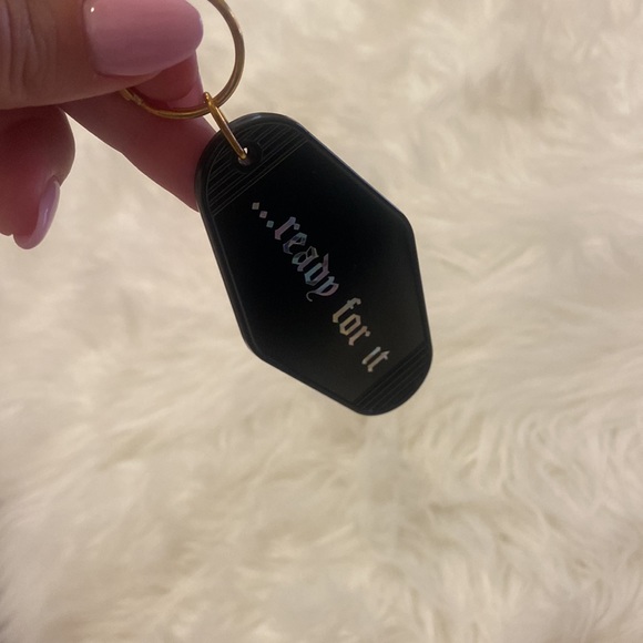 Taylor Swift Reputation Keychain - Picture 7 of 7